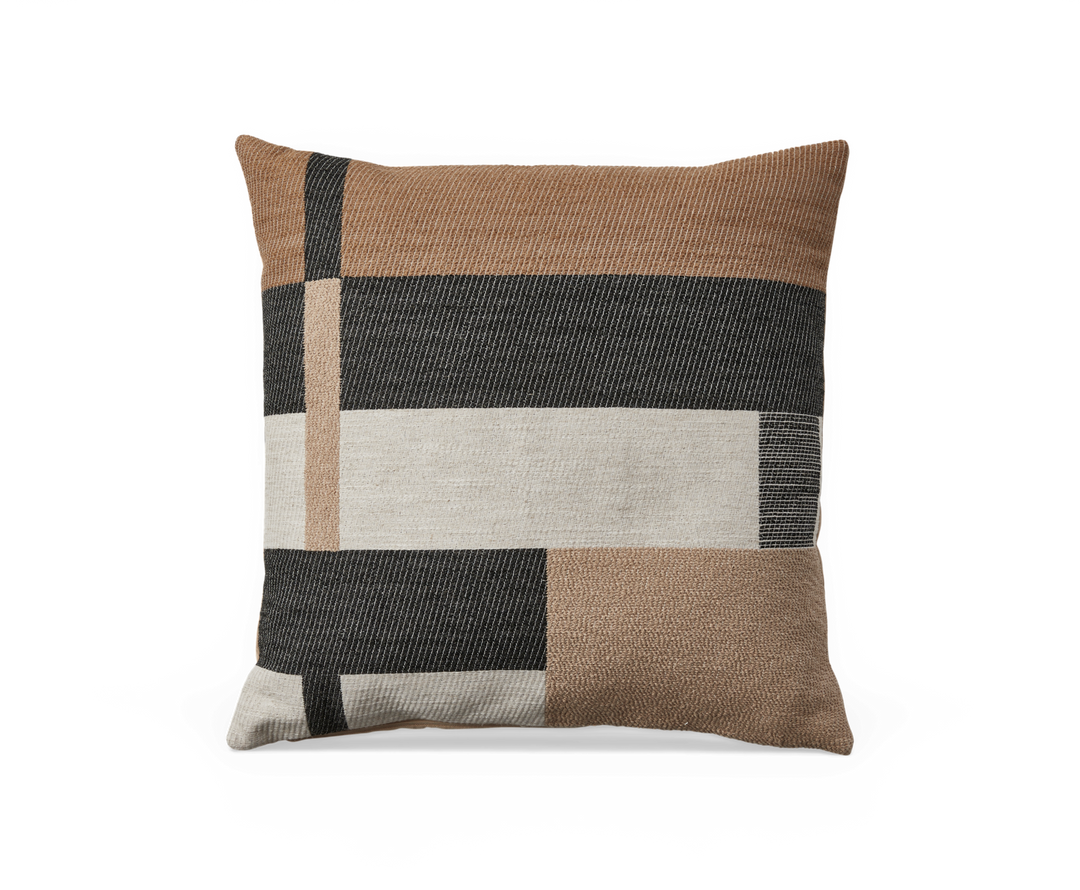Kvadratisk prydnadskudde med grafiskt blockmönster i beige, svart och offwhite.