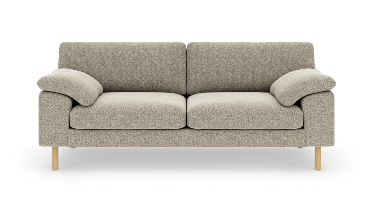 Beige tvåsitsig soffa med mjuka armstöd och runda träben, frilagd frontvy.