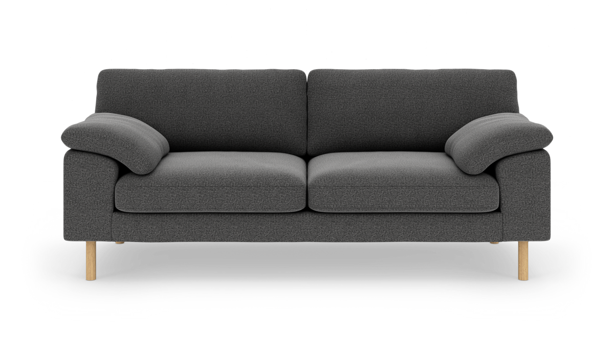 Mörkgrå 2-sits soffa med mjuka armstöd och ljusa träben, frontvy mot vit bakgrund.