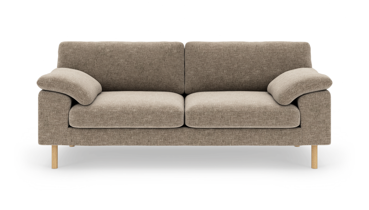 Beige 2-sits soffa med mjuka armstöd och ljusa träben, sedd rakt fram mot vit bakgrund.