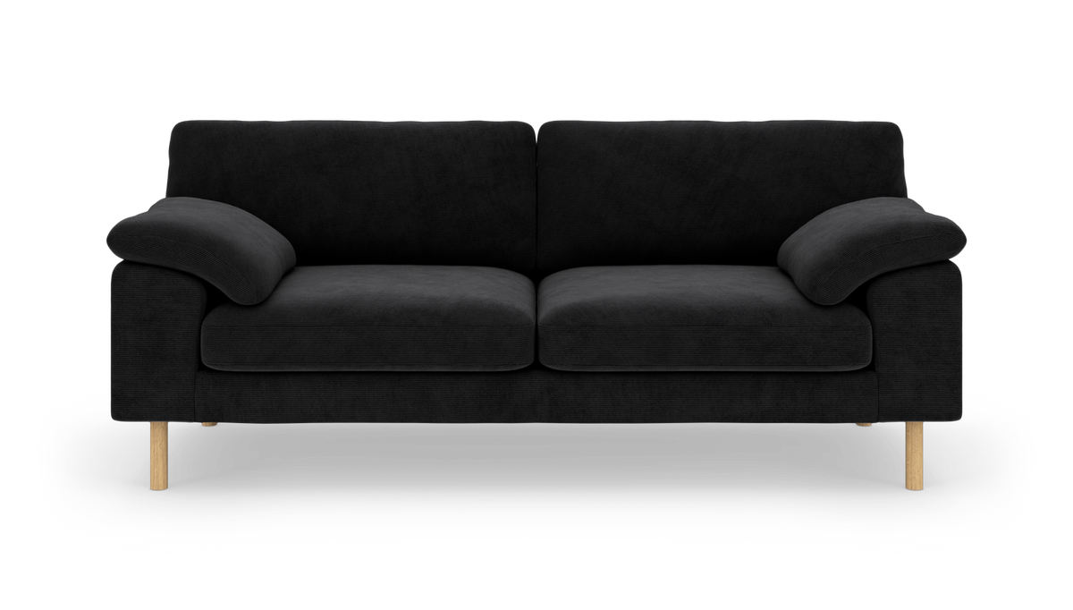 Svart 2-sits soffa med mjuka armstöd och träben, frilagd mot vit bakgrund.