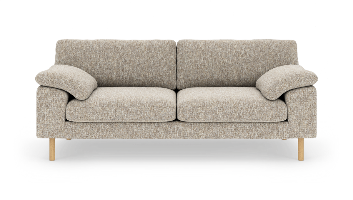 Beigefärgad 3-sits soffa med mjuka armstöd och träben, frilagd mot vit bakgrund.