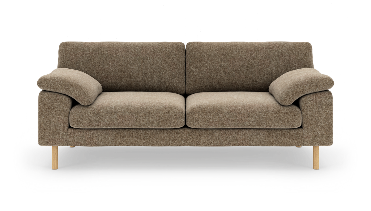 Brun‑beige tvåsits soffa i tyg med träben, frontvy på vit bakgrund.