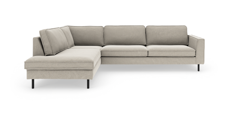 L-formad modulsoffa med vänster schäslong i ljus beige tyg och smala svarta metallben, frilagd på vit bakgrund._ps