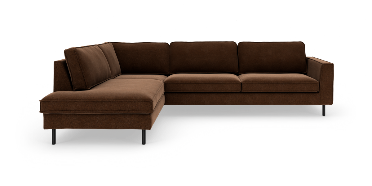 Brun L‑soffa med schäslong till vänster, modern och minimalistisk, frilagd på vit bakgrund.
