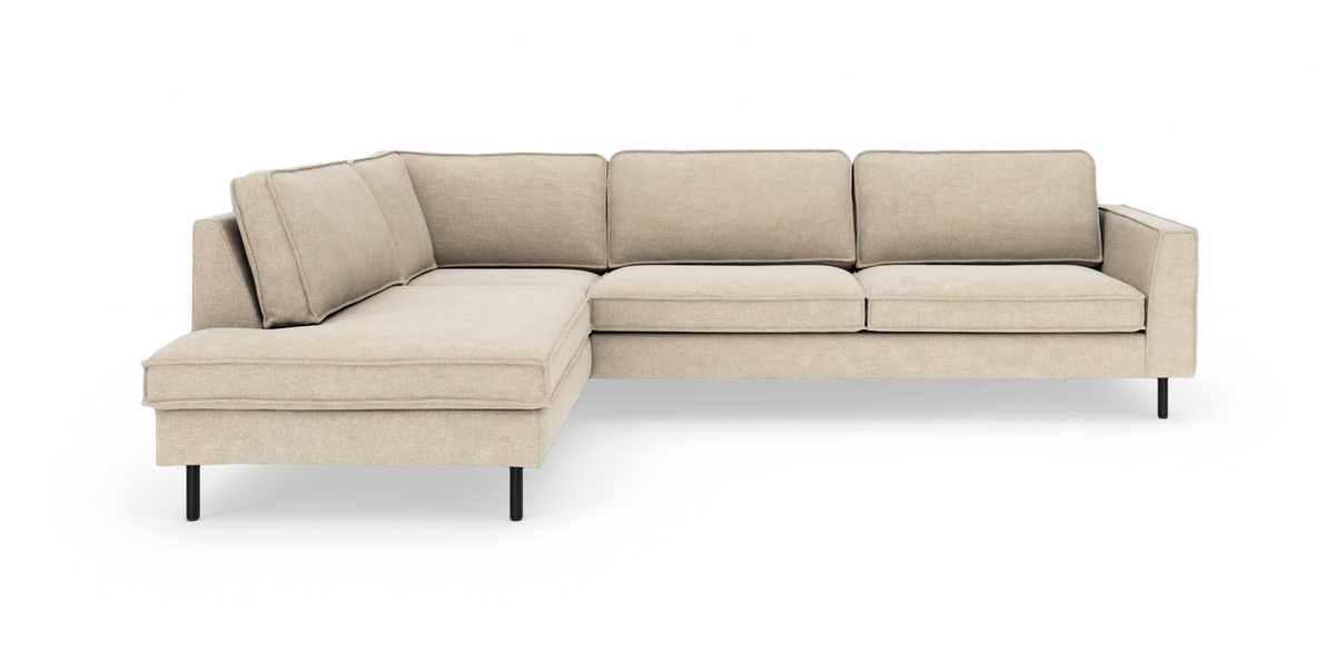 L‑formad beige modulsoffa med vänster divan, smala svarta ben och modern design, frilagd på vit bakgrund.