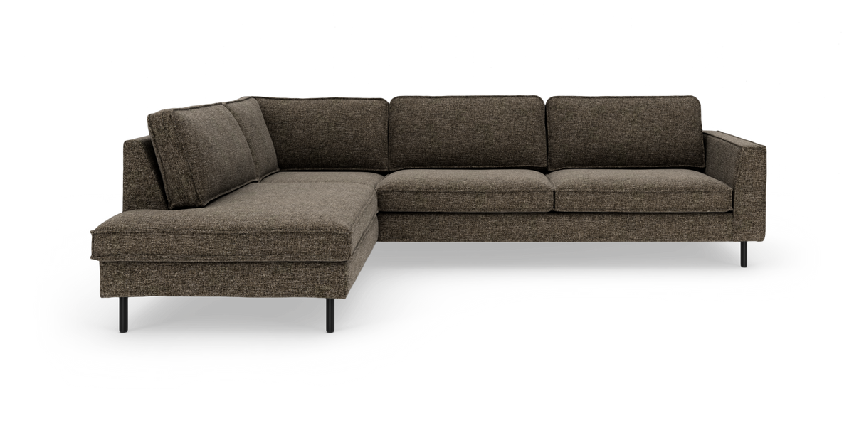 Brun L‑soffa i tyg med schäslong till vänster och smala svarta ben.