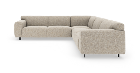 L-formad beige modulsoffa i tyg med breda armstöd och låga metallben, fristående mot vit bakgrund.
