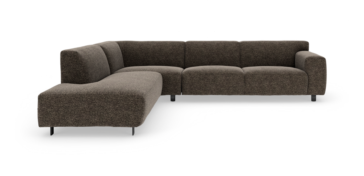 Modulsoffa i L‑form med rundade former i mörkbrun textil på smala svarta ben.