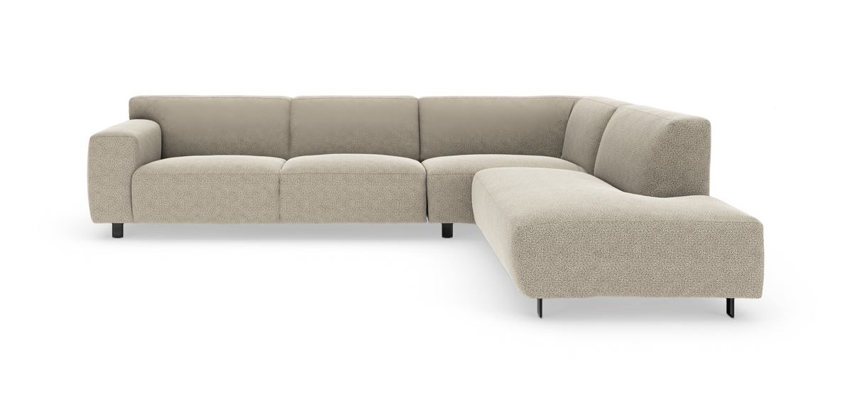 L‑formad beige modulsoffa med schäslong till höger på vit bakgrund.