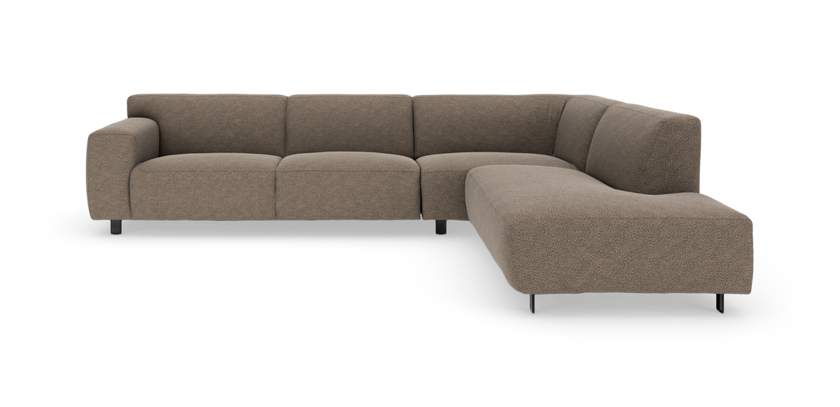 L‑formad modulsoffa i brun‑beige tyg med chaise longue till höger, frilagd på vit bakgrund.