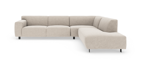 Beige L‑soffa med schäslong till höger, slät ribbad tygklädsel och svarta metallben, frilagd mot vit bakgrund.
