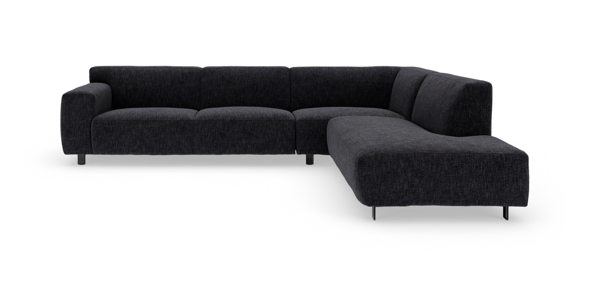 Mörkgrå L‑formad modulsoffa med rundade sitsar och metallben, fotograferad i studio från frontvinkel.
