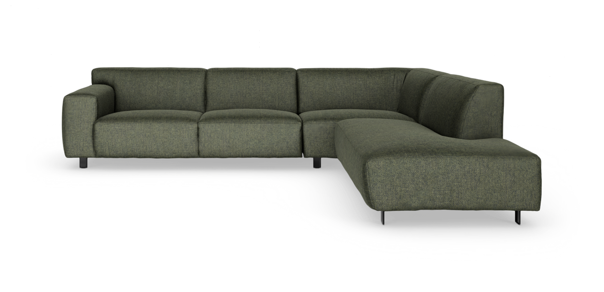 Grön L‑formad modulsoffa med höger divandel, textilklädsel och smala metallben på vit bakgrund.