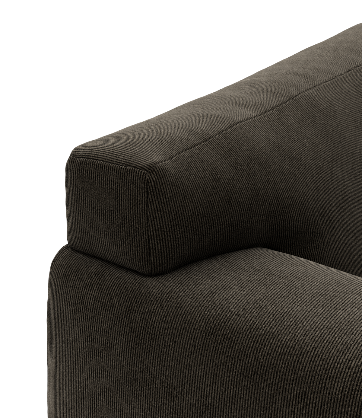 Närbild av mörk ribbad manchesterklädsel på ett soffarmstöd i modern, rak design.