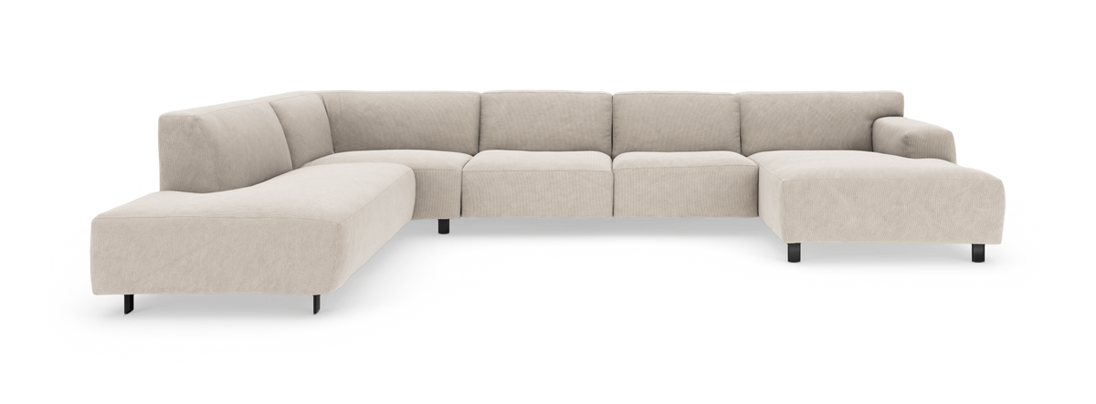 Beige L‑formad modulsoffa i manchester med chaiselong, frilagd på vit bakgrund med svarta ben.