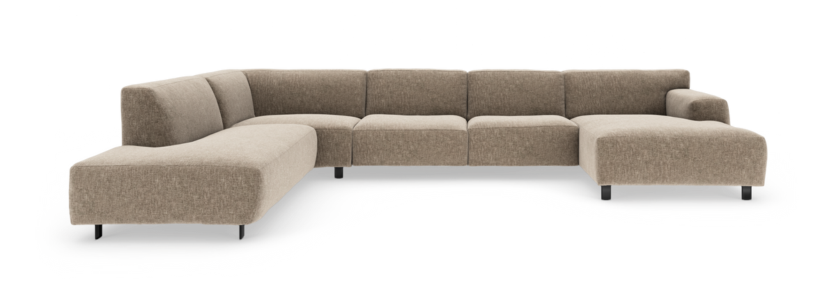 Beige modulsoffa i tyg med två chäslonger och hörndel, svarta ben, frilagd mot vit bakgrund.