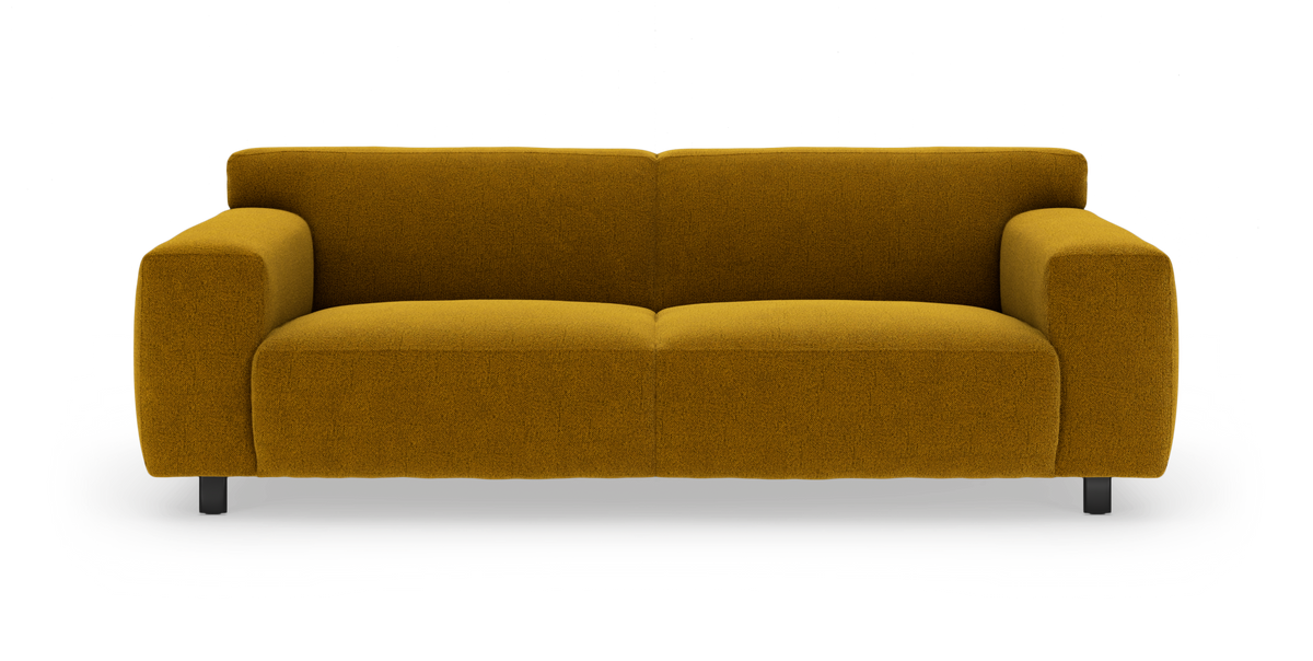 Senapsgul 2‑sits soffa med breda armstöd och låga ben, frilagd produktbild sedd rakt framifrån.
