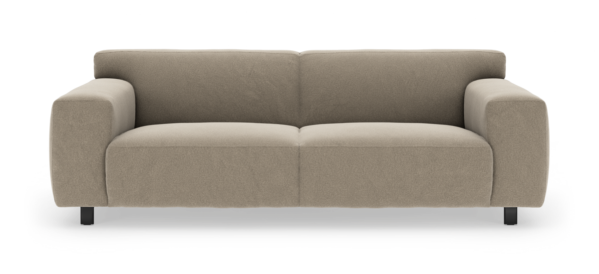 Beige 3‑sits soffa med rundade armstöd och svarta ben, frilagd mot vit bakgrund.