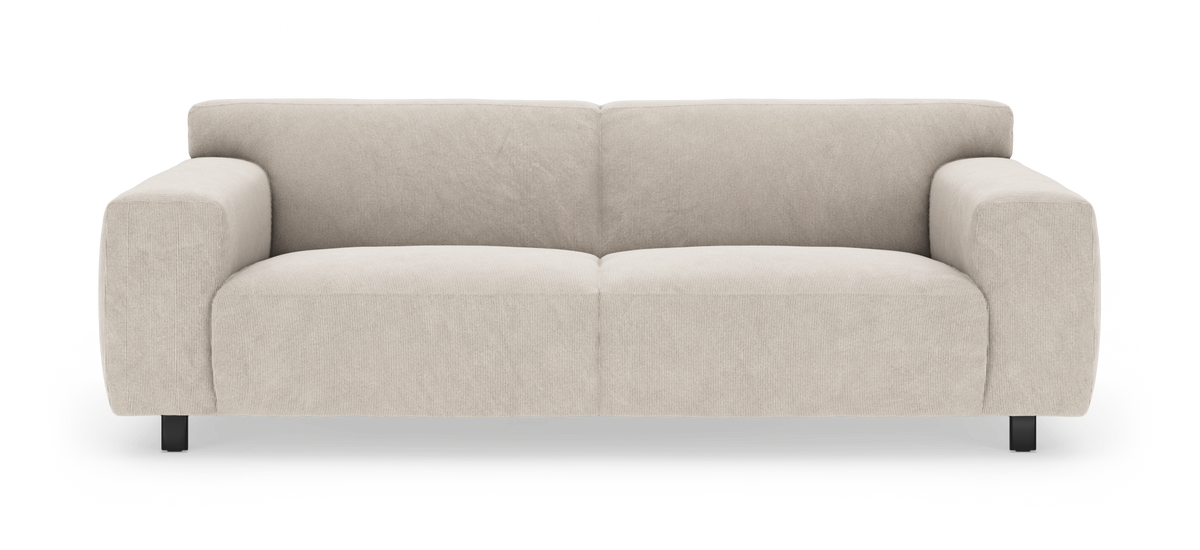 Beige soffа i tyg med breda rundade armstöd och svarta ben, frontvy mot vit bakgrund.