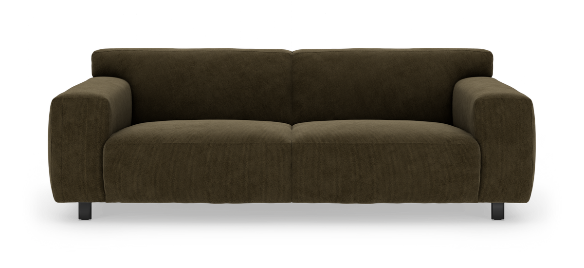 Mörk olivgrön 3-sits soffa med rundade, kraftiga armstöd och låga svarta ben, frilagd mot vit bakgrund i frontvy.