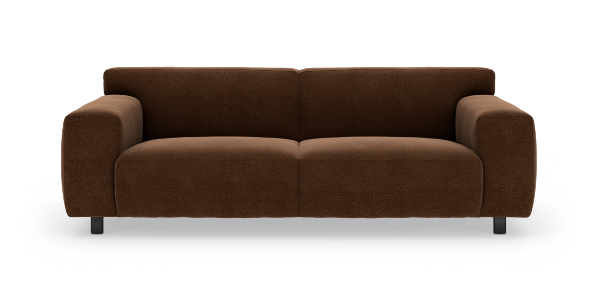 Brun 3‑sits soffa med rundade, mjuka former på vit bakgrund.