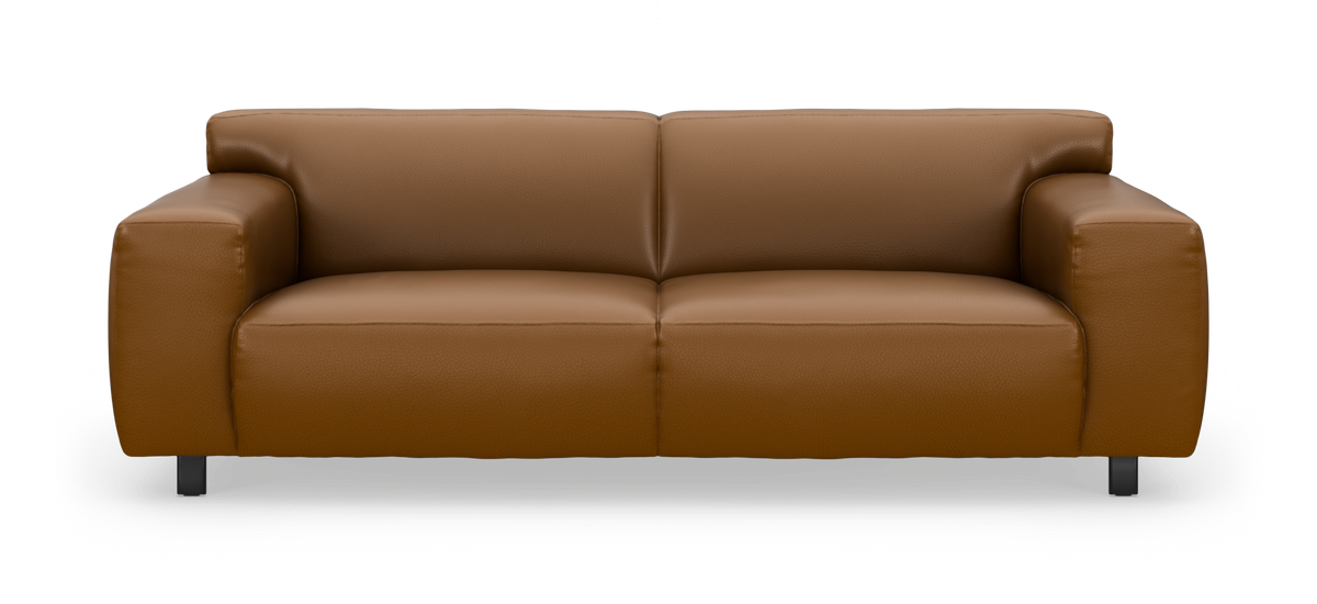 Modern soffa i brunt läder med två sittdynor, frontvy på vit studiobakgrund.