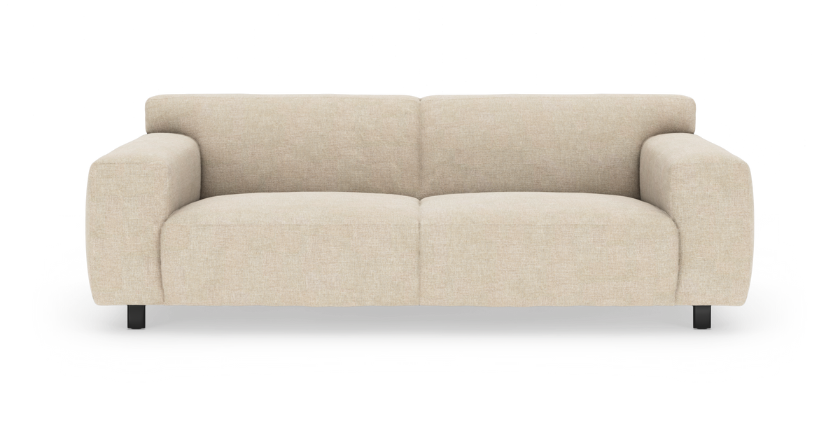 Beige 2‑sits soffa i tyg med rundade armstöd, frontvy på vit bakgrund.