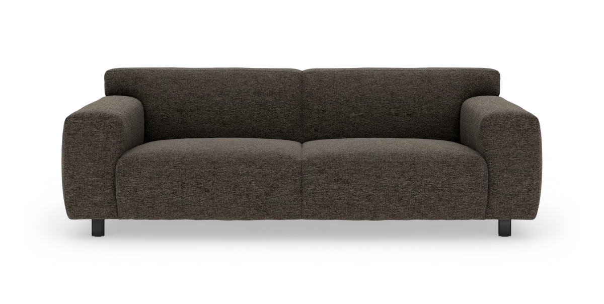 Mörkbrun, modern 2‑sits soffa med rundade armstöd, frilagd mot vit bakgrund.