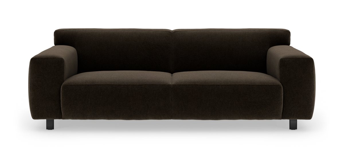 Mörkbrun tvåsitssoffa i modern, boxig design med tjocka armstöd och metallben, frilagd mot vit bakgrund.