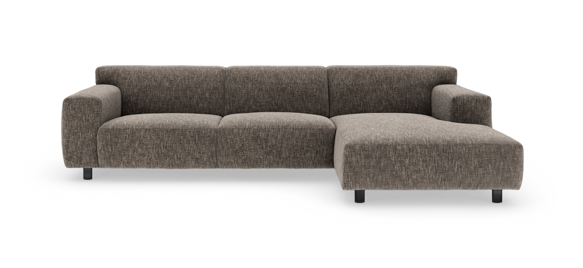 Modulsoffa i gråbrun textil med högerställd schäslong och låga, breda armstöd.