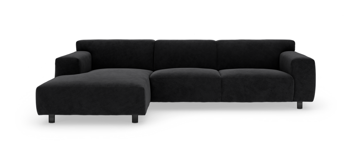 Svart modulsoffa med vänstervänd schäslong och låga metallben, fotograferad i studio mot vit bakgrund.