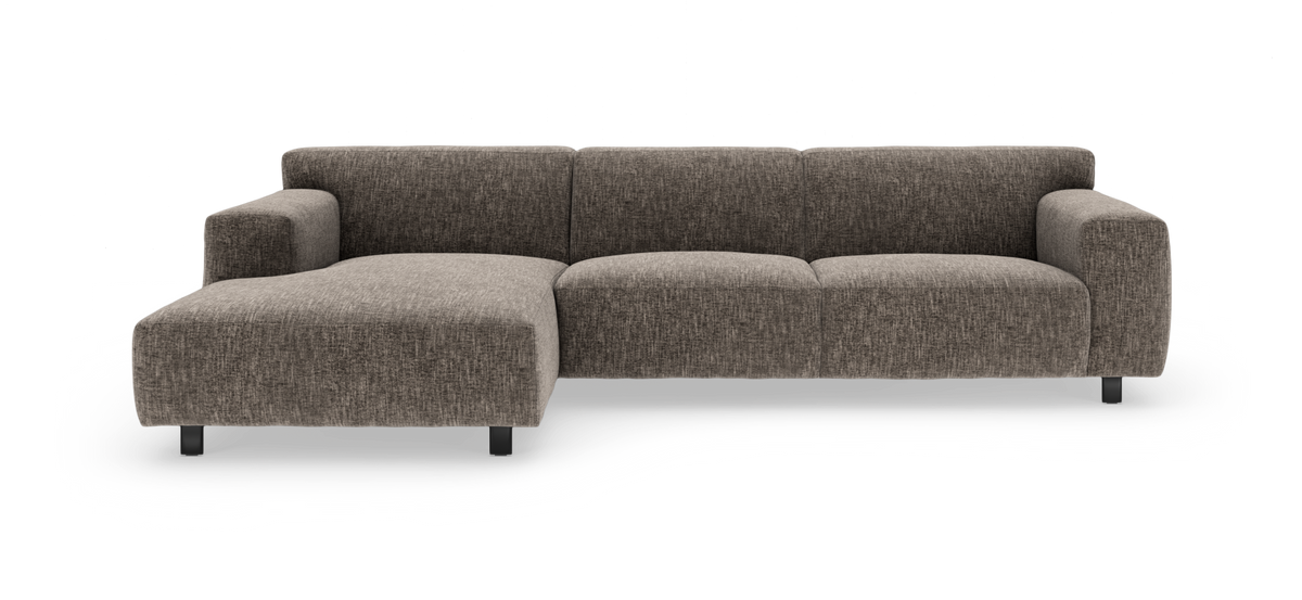Modulsoffa i brungrå textil med vänster divan, låg profil och breda armstöd, frilagd på vit bakgrund.