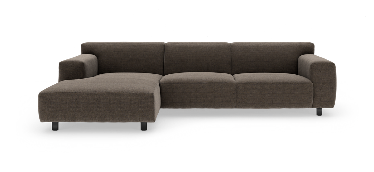 Mörkbrun modulsoffa med vänster divan, textilklädd och med låga metallben, frilagd mot vit bakgrund.