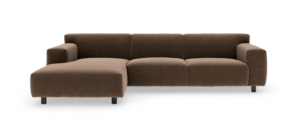 Brun modulsoffa med vänster divan, tygklädd, låga metallben, frilagd på vit bakgrund.