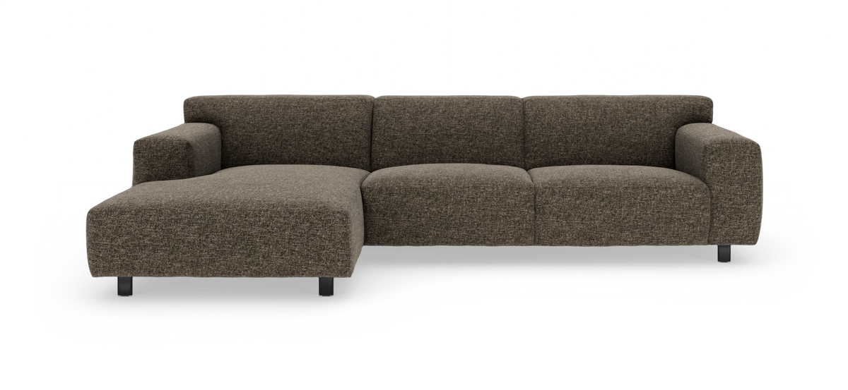 Brun modulsoffa med vänster schäslong, modern och rundad design på vit bakgrund.