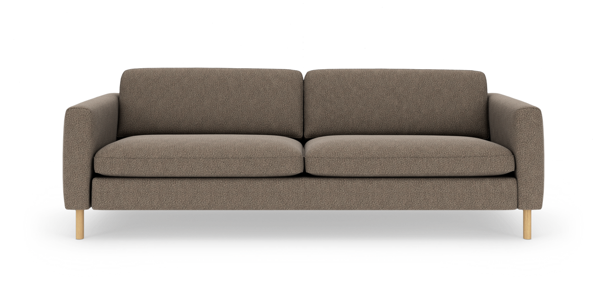 Brun/beige 3‑sitssoffa med rundade armstöd och ljusa träben, frontvy mot vit bakgrund.