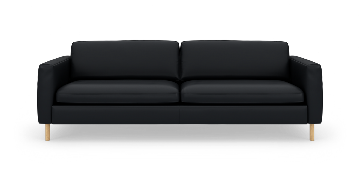 Svart, modern soffa med träben, sedd rakt framifrån mot vit bakgrund.