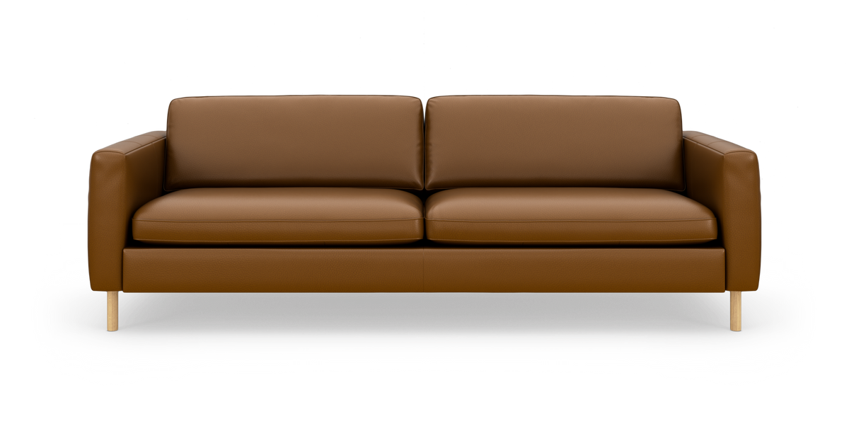 Brun lädersoffa med träben, frontvy mot vit studiobakgrund.
