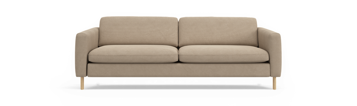 Beige tvåsitssoffa med raka armstöd och träben, sedd rakt framifrån.