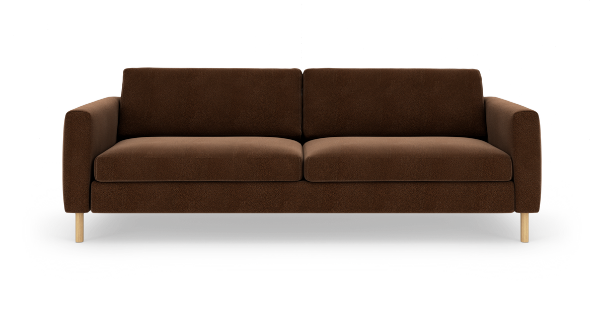 Brun 3-sits soffa med raka armstöd och ljusa träben, frilagd på vit bakgrund.
