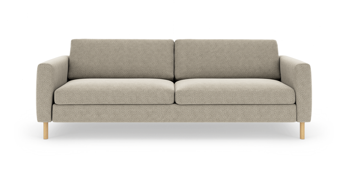 Beige tresitssoffa med rundade armstöd och träben, frontvy.
