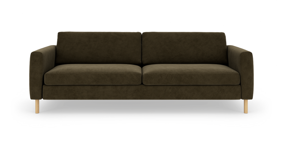 Mörk olivgrön 3-sits soffa med träben på vit bakgrund.