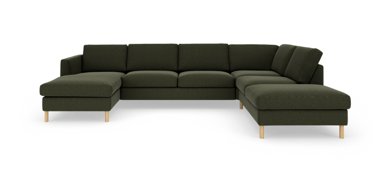 Mörkgrön modulsoffa i U‑form med schäslong till vänster och divan till höger, med ljusa träben._ps
