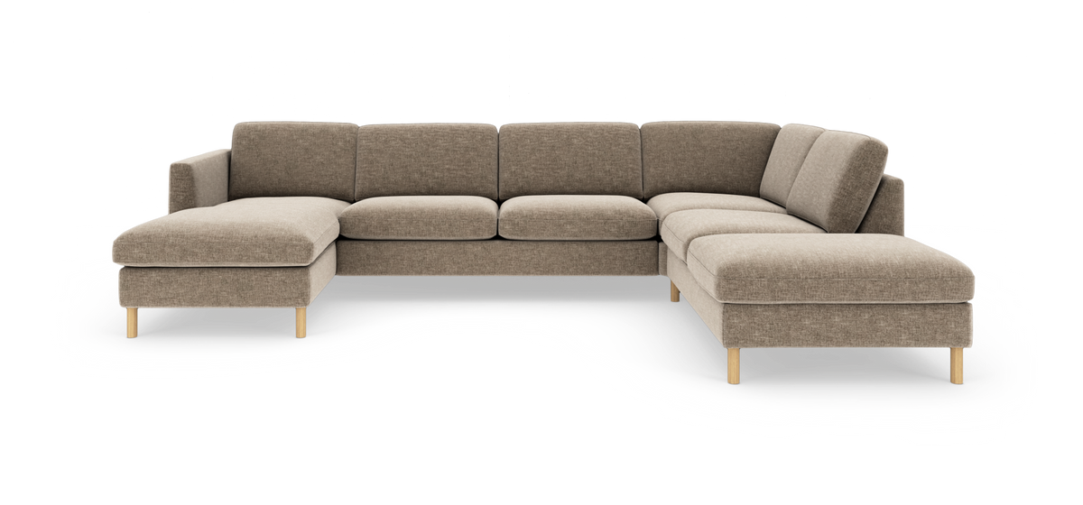 L-formad modulsoffa i beige tyg med schäslong till vänster och åbent avslut till höger, ljusa träben, frilagd på vit bakgrund.