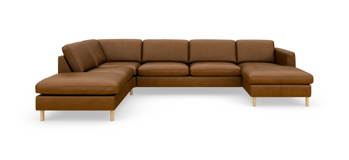 U‑formad soffa i brunt läder med chaiselong i båda ändar och ljusa träben, frilagd mot vit bakgrund.