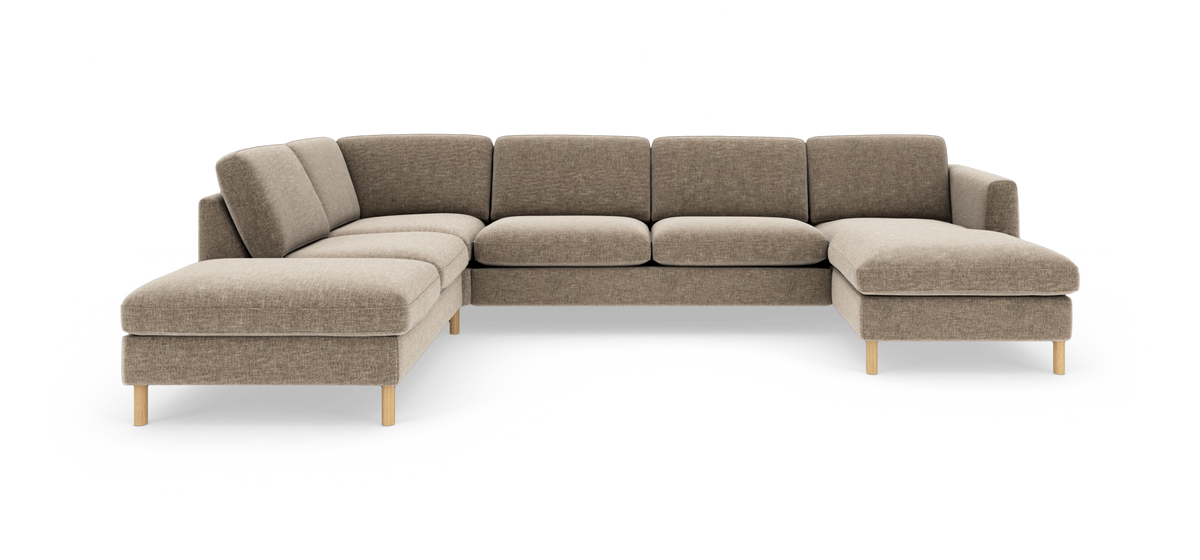Beige modulsoffa i L‑form med schäslong till höger och träben, fotograferad i studio.