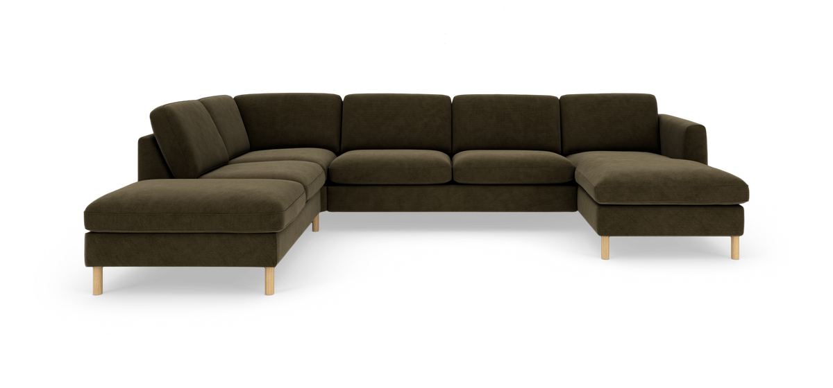 U‑formad modulsoffa i mörk olivgrön textil med schäslonger i båda ändar och ljusa träben, frilagd på vit bakgrund.
