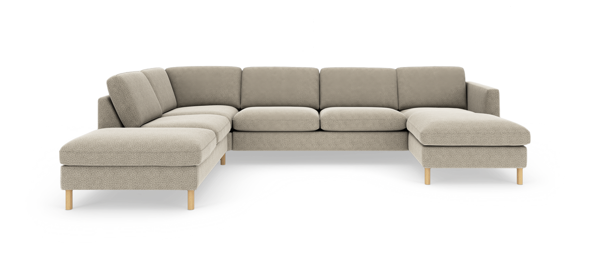 Beige modulsoffa i hörn med schäslong till höger och öppet avslut till vänster, träben, i studiomiljö.