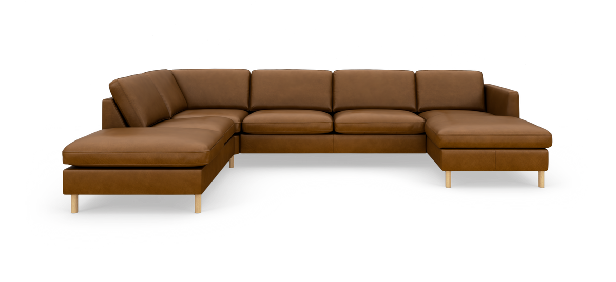 U-formad modulsoffa i brunt läder med schäslonger i båda ändar på ljusa träben, frilagd mot vit bakgrund.